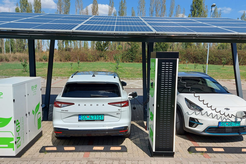 Symbióza batériového úložiska, fotovoltiky a elektromobilu